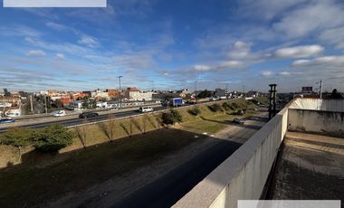 Galpón  / Deposito con oficinas 3800 m2 en Banfield Alquiler - Venta