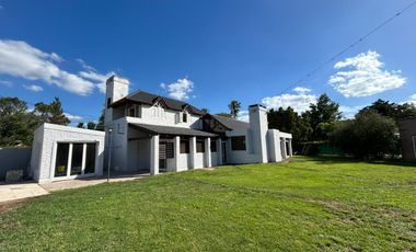 Casa quinta en alquiler permanente. Barrio Brigadier López. Todos los servicios.
