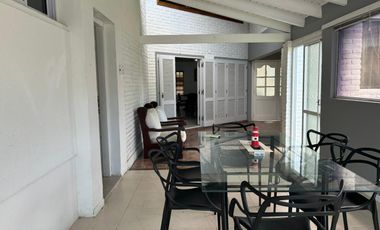 Casa quinta en alquiler permanente. Barrio Brigadier López. Todos los servicios.