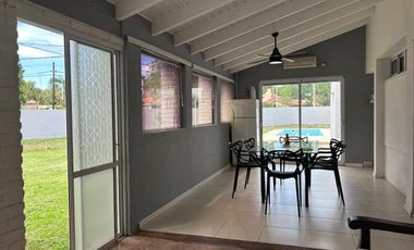Casa quinta en alquiler permanente. Barrio Brigadier López. Todos los servicios.