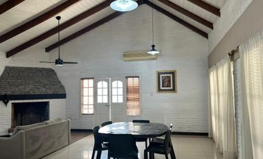 Casa quinta en alquiler permanente. Barrio Brigadier López. Todos los servicios.