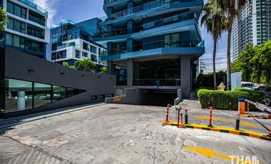 Spacious Ground Floor Condo with Pool Access