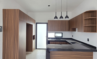 CASA EN VENTA 1 PLANTA, 2 RECÁMARAS, 2 BAÑOS, COCHERA PARA 1 AUTO