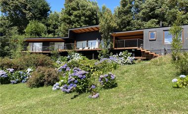 Casa de lujo con acceso playa del lago Calafquén.