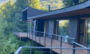 Casa de lujo con acceso playa del lago Calafquén.