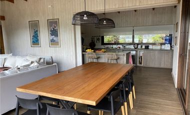 Casa de lujo con acceso playa del lago Calafquén.
