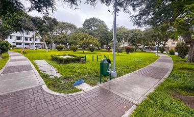 Flat amoblado y equipado | 1 Estacionamiento | 2 Dormitorios | Frente a parque