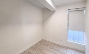 Flat amoblado y equipado | 1 Estacionamiento | 2 Dormitorios | Frente a parque
