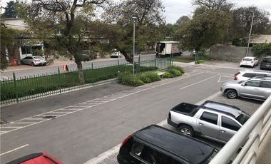 Oficina o Local con 2 Estacionamientos privados.