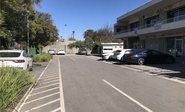 Oficina o Local con 2 Estacionamientos privados.
