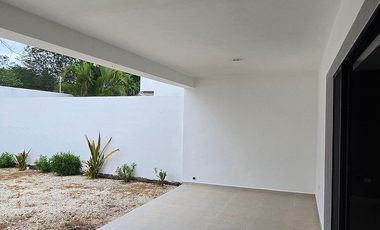 CASA CON PISCINA EN PRIVADA CON AMENIDADES CERCA DE LA ISLA, EN MERIDA, YUC.