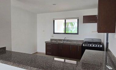 CASA CON PISCINA EN PRIVADA CON AMENIDADES CERCA DE LA ISLA, EN MERIDA, YUC.