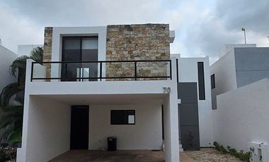 CASA CON PISCINA EN PRIVADA CON AMENIDADES CERCA DE LA ISLA, EN MERIDA, YUC.
