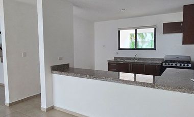 CASA CON PISCINA EN PRIVADA CON AMENIDADES CERCA DE LA ISLA, EN MERIDA, YUC.