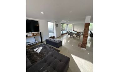 Casa en VENTA de 204 m² en CHIA  4 Alcobas  Terraza  2 Garajes