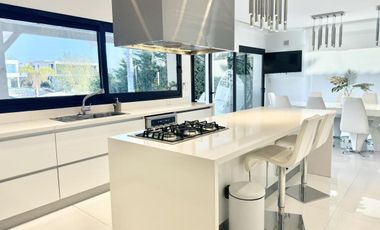 Casa en alquiler en barrio El Yacht con muebles , Nordelta