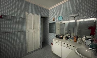 SE VENDE CASA EN VIA ESPAÑA CON 3 HABITACIONES Y PATIO SOBRE LA VIA