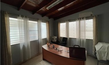 SE VENDE CASA EN VIA ESPAÑA CON 3 HABITACIONES Y PATIO SOBRE LA VIA