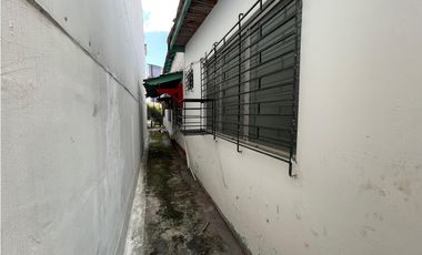 SE VENDE CASA EN VIA ESPAÑA CON 3 HABITACIONES Y PATIO SOBRE LA VIA
