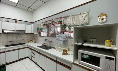 SE VENDE CASA EN VIA ESPAÑA CON 3 HABITACIONES Y PATIO SOBRE LA VIA