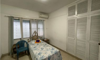 SE VENDE CASA EN VIA ESPAÑA CON 3 HABITACIONES Y PATIO SOBRE LA VIA