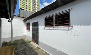 SE VENDE CASA EN VIA ESPAÑA CON 3 HABITACIONES Y PATIO SOBRE LA VIA