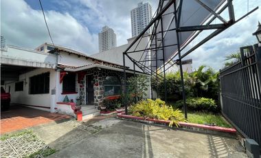 SE VENDE CASA EN VIA ESPAÑA CON 3 HABITACIONES Y PATIO SOBRE LA VIA