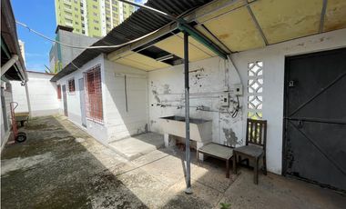 SE VENDE CASA EN VIA ESPAÑA CON 3 HABITACIONES Y PATIO SOBRE LA VIA