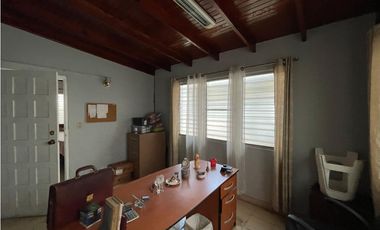 SE VENDE CASA EN VIA ESPAÑA CON 3 HABITACIONES Y PATIO SOBRE LA VIA