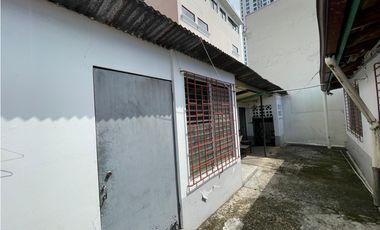 SE VENDE CASA EN VIA ESPAÑA CON 3 HABITACIONES Y PATIO SOBRE LA VIA