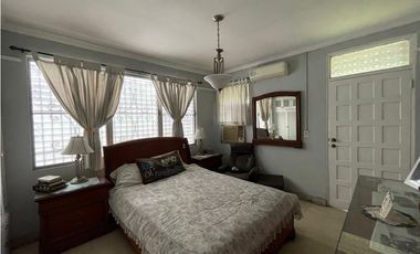 SE VENDE CASA EN VIA ESPAÑA CON 3 HABITACIONES Y PATIO SOBRE LA VIA