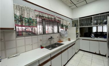 SE VENDE CASA EN VIA ESPAÑA CON 3 HABITACIONES Y PATIO SOBRE LA VIA