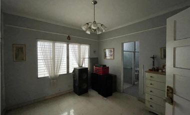 SE VENDE CASA EN VIA ESPAÑA CON 3 HABITACIONES Y PATIO SOBRE LA VIA