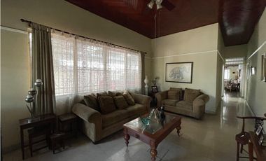SE VENDE CASA EN VIA ESPAÑA CON 3 HABITACIONES Y PATIO SOBRE LA VIA