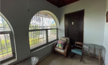 SE VENDE CASA EN VIA ESPAÑA CON 3 HABITACIONES Y PATIO SOBRE LA VIA