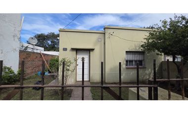 Casa de 3 amb sobre lote propio con servicios.