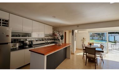 Venta moderna casa de 3 dormitorios con cochera y pileta