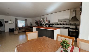 Venta moderna casa de 3 dormitorios con cochera y pileta