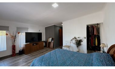 Venta moderna casa de 3 dormitorios con cochera y pileta