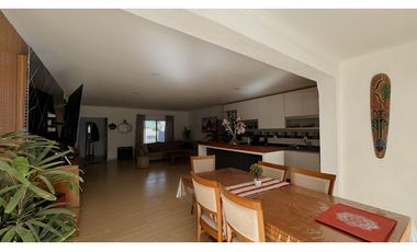 Venta moderna casa de 3 dormitorios con cochera y pileta