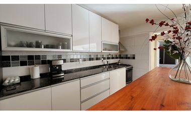 Venta moderna casa de 3 dormitorios con cochera y pileta