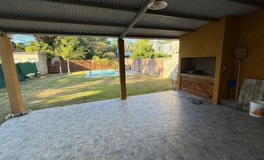 CASA CON PILETA A MTS DE R1 EN VENTA