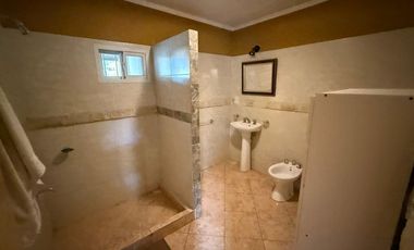 CASA CON PILETA A MTS DE R1 EN VENTA
