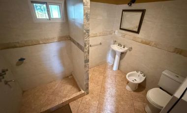 CASA CON PILETA A MTS DE R1 EN VENTA