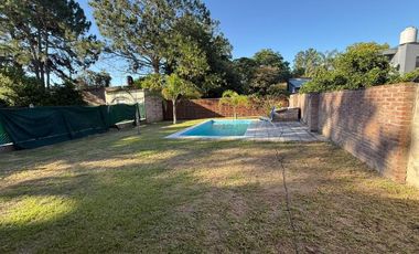 CASA CON PILETA A MTS DE R1 EN VENTA