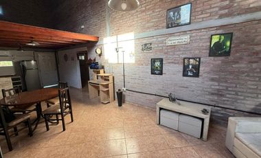 CASA CON PILETA A MTS DE R1 EN VENTA