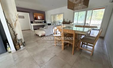 Casa en venta de 4 ambientes, pileta y cochera. Barrio San Sebastián
