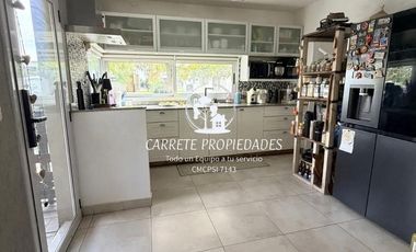 Casa en venta de 4 ambientes, pileta y cochera. Barrio San Sebastián