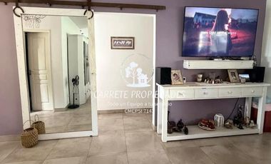 Casa en venta de 4 ambientes, pileta y cochera. Barrio San Sebastián