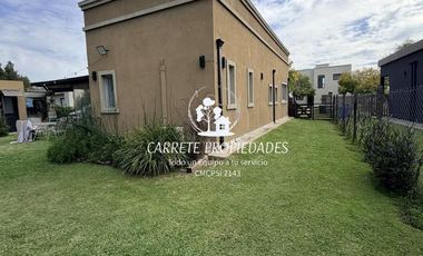 Casa en venta de 4 ambientes, pileta y cochera. Barrio San Sebastián